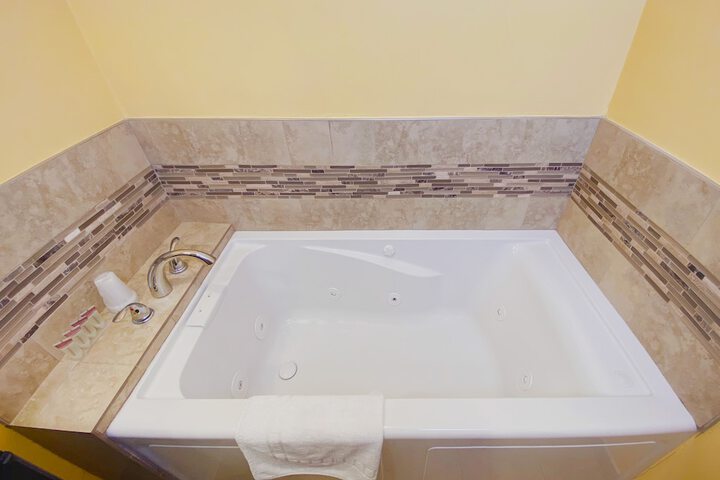 Jetted tub