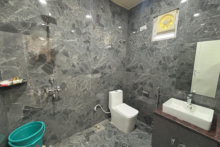 Room 6 of 8