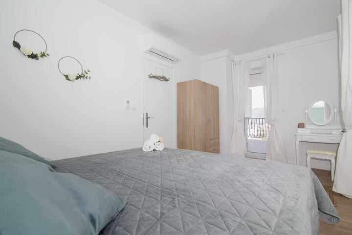 Room 4 of 33