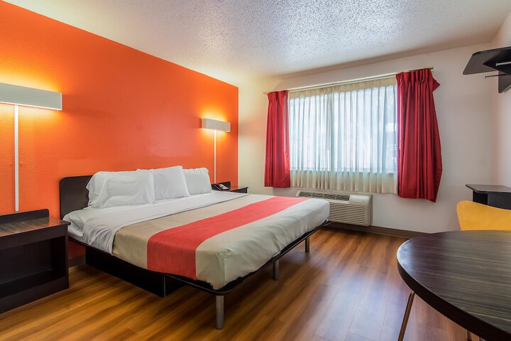 1 King Bed (2 of 12)