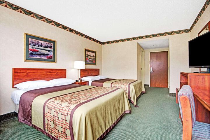 2 Double Beds (3 of 7)