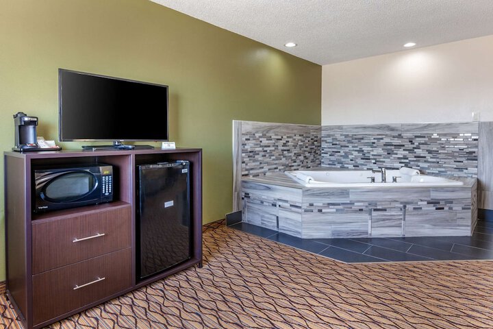 1 King Bed (3 of 17)