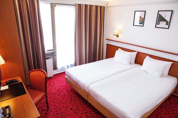 Room 7 of 34