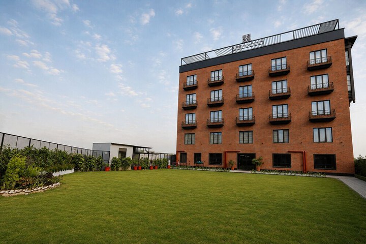 Hotel Exterior 115 of 117
