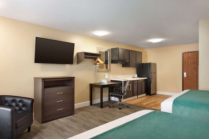 1 Queen Bed (6 of 26)