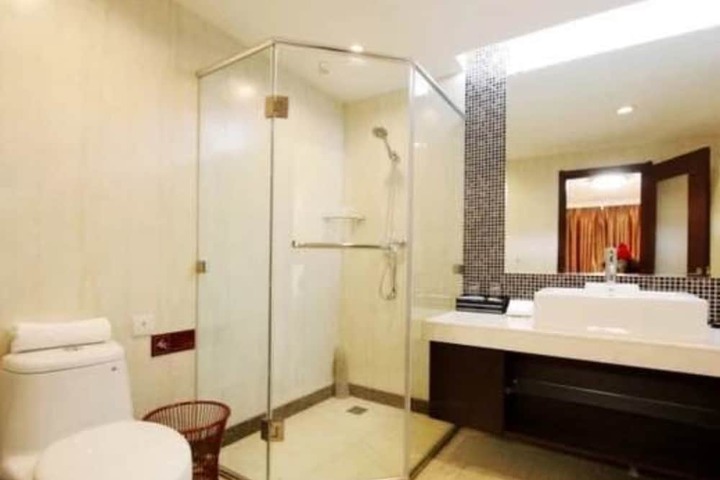 Room 10 of 12