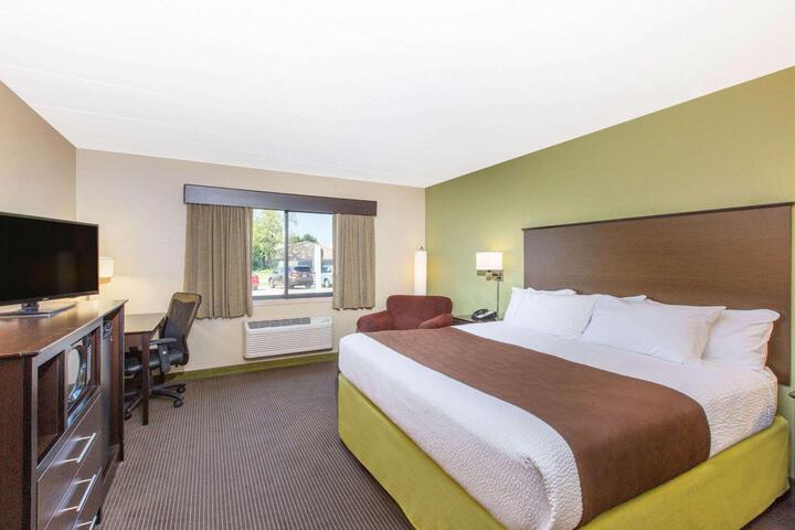 1 King Bed Deluxe Mobility Accessible (8 of 25)