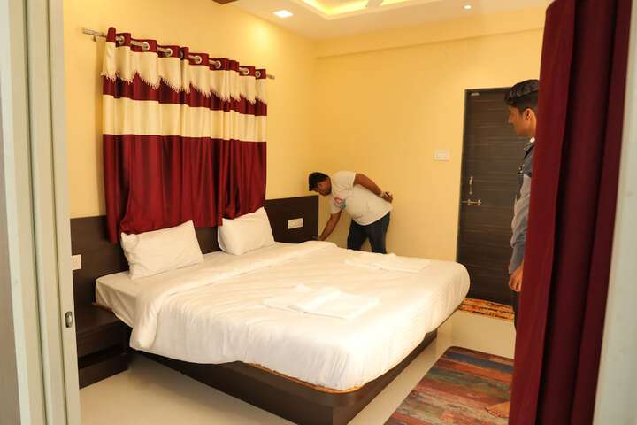 Room 5 of 9