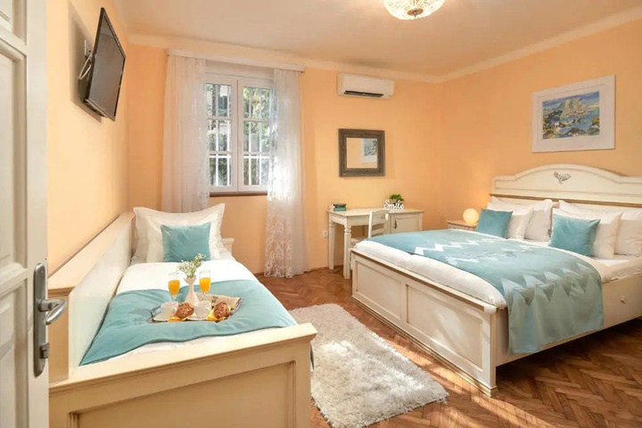 Room 5 of 15