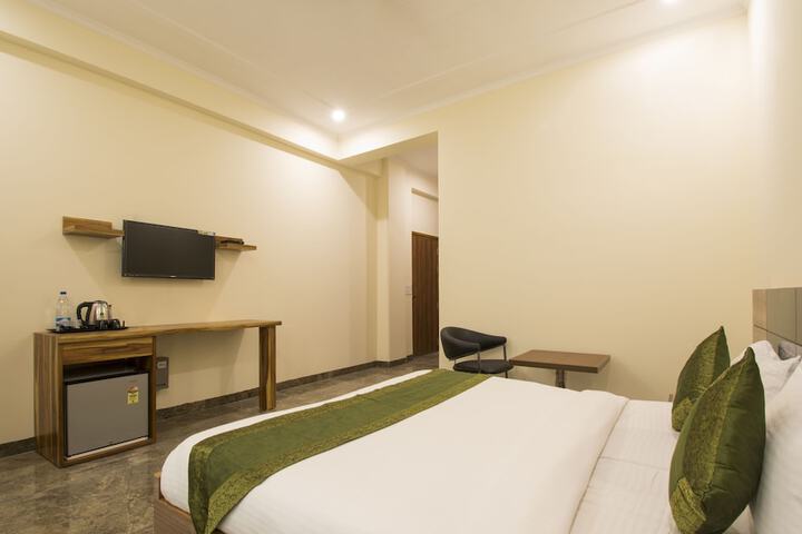Room 11 of 33