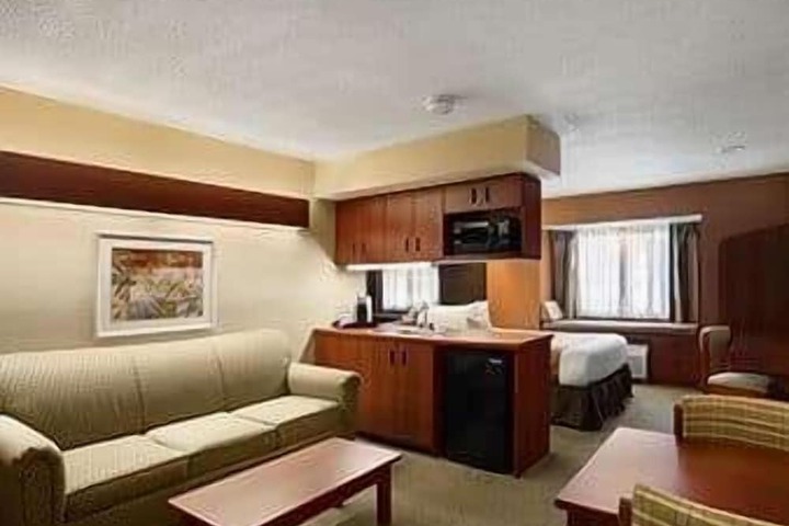 1 Queen Bed (12 of 34)
