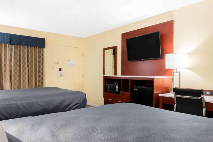 2 Queen Beds (2 of 6)