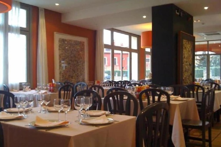 Dining 16 of 32