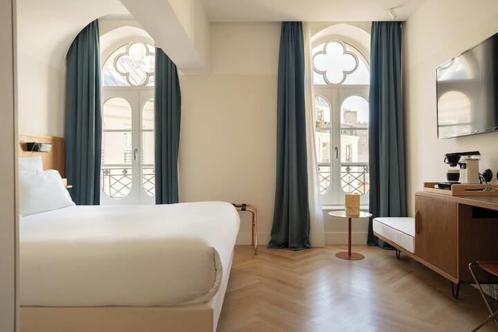 Room 10 of 42