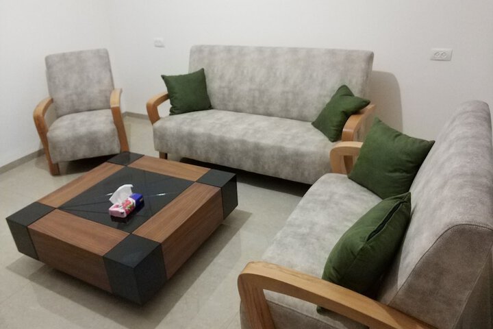 Room 6 of 12