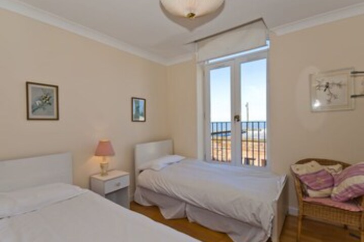 Room 9 of 33