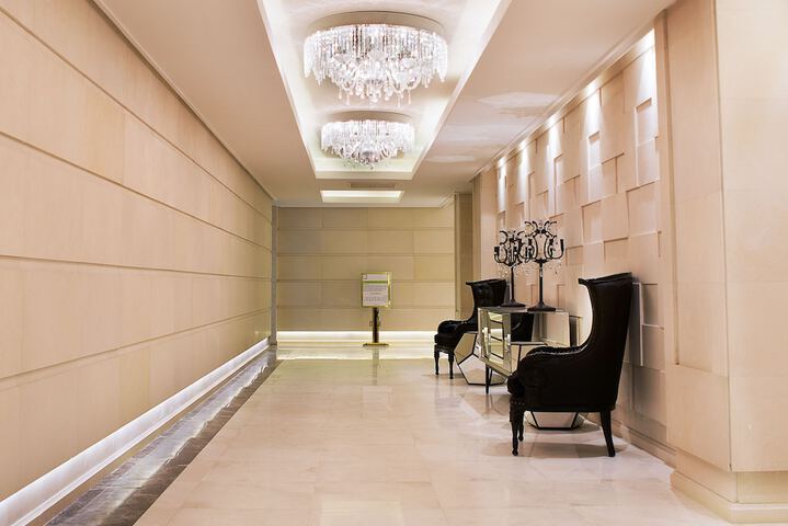 Ballroom/Hall 32 of 40