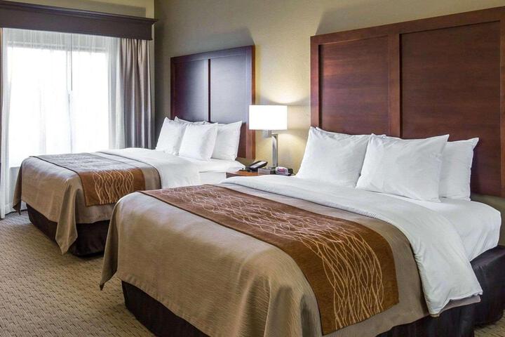 2 Queen Beds (11 of 12)