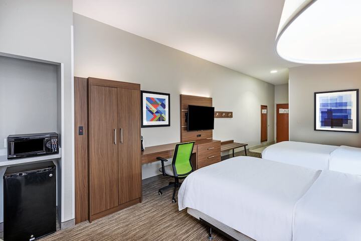 2 Queen Beds (12 of 15)
