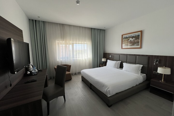Room 8 of 33