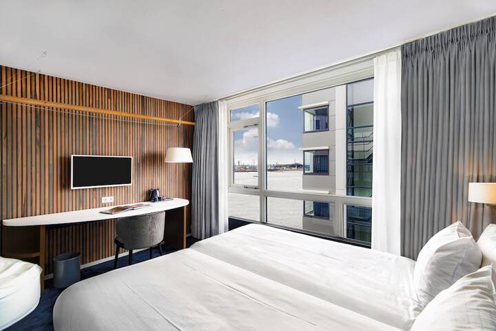 Room 36 of 62