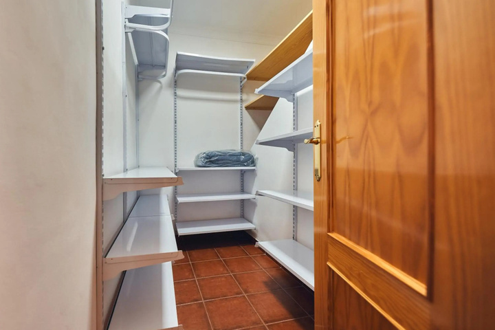 Room 2 of 27