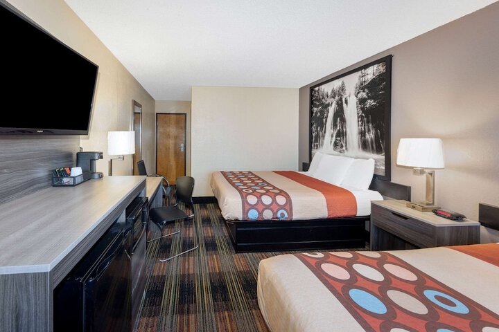 2 Queen Beds (2 of 8)