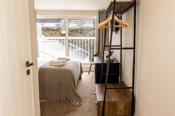 Room 7 of 32