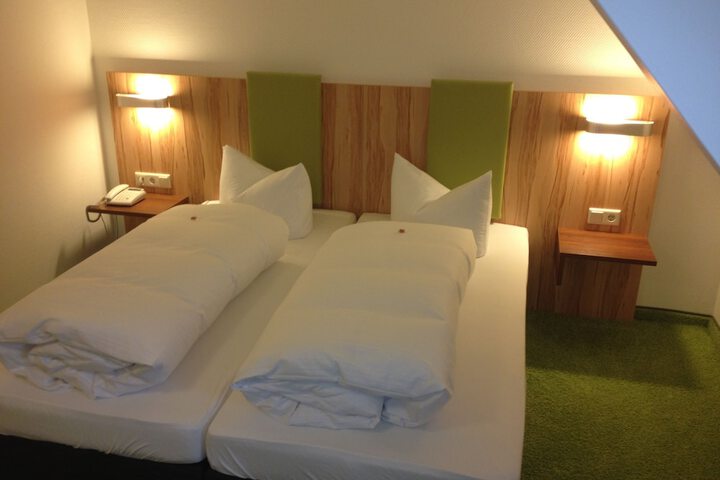 Room 2 of 39