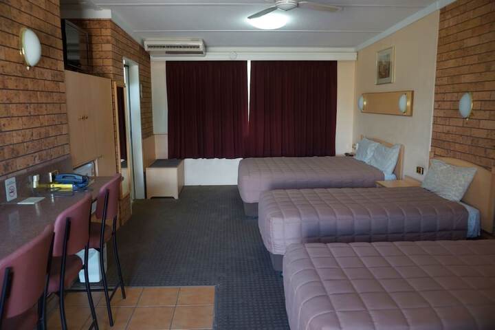 Room 2 of 28