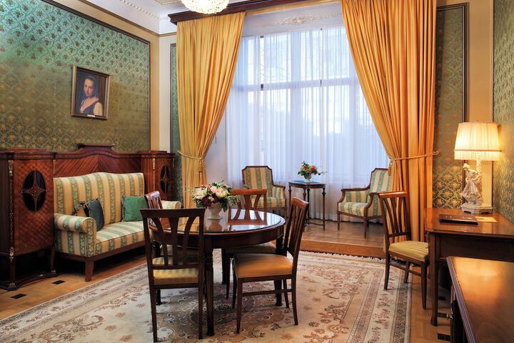 Room 93 of 142