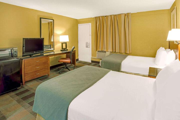 1 King Bed (5 of 5)