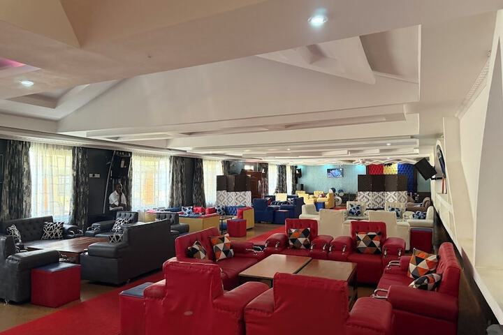 Lounge 22 of 44
