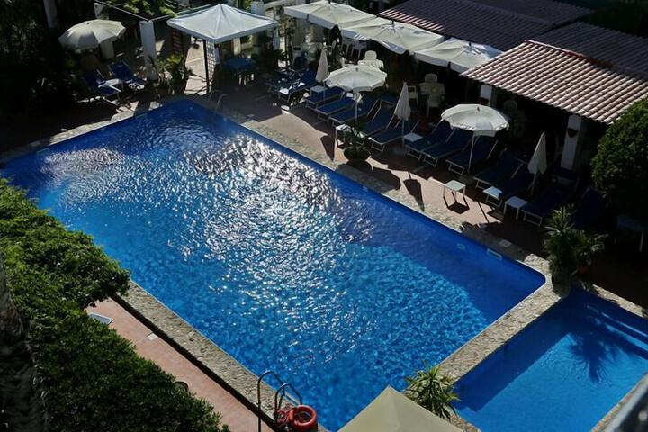 Hotel Pool