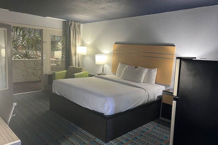 Room 43 of 85