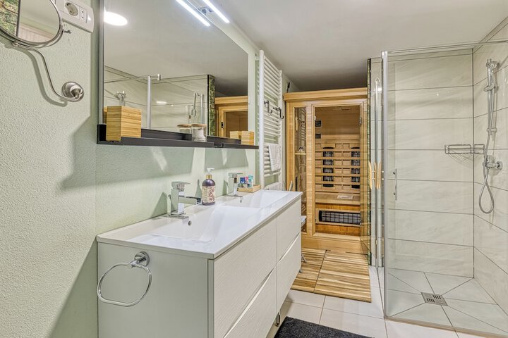 Room 10 of 26