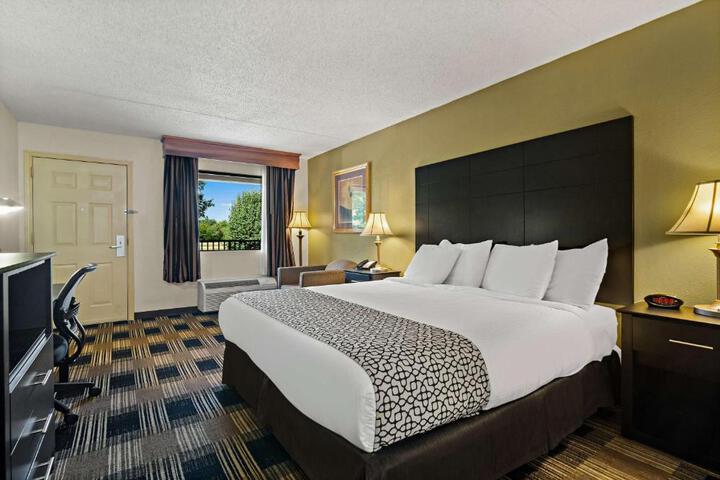 1 King Bed Microwave and Refrigerator WiFi Continental Breakfast (7 of 26)
