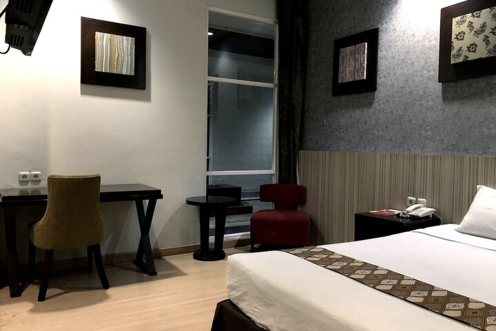 Room 11 of 32