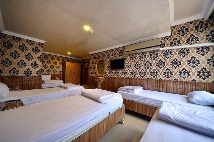 Room 4 of 9
