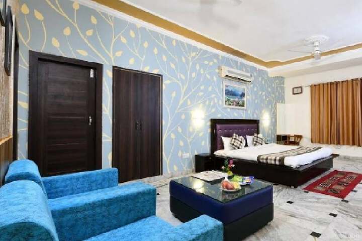 Room 4 of 18