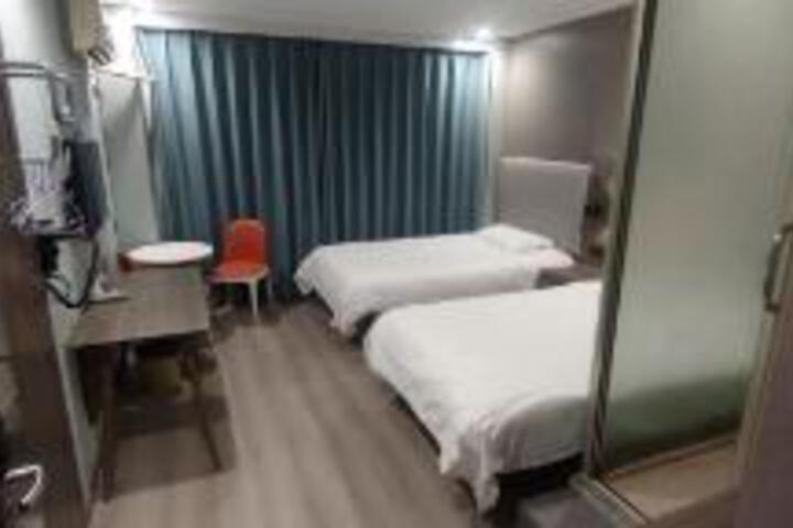Room 10 of 12