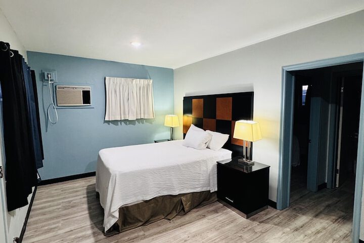 Room 6 of 13