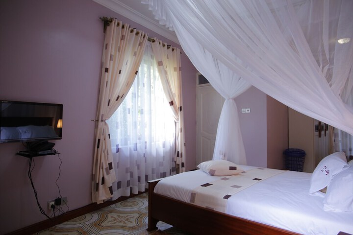 Room 10 of 32