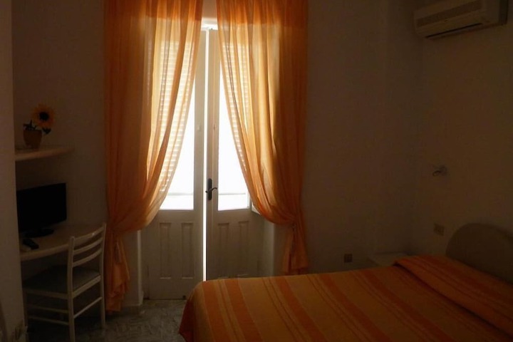 Room 7 of 49