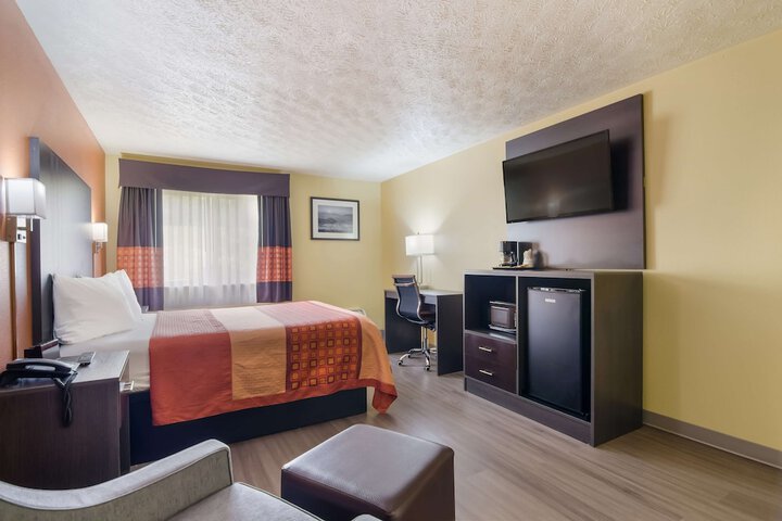 1 Queen Bed (3 of 12)