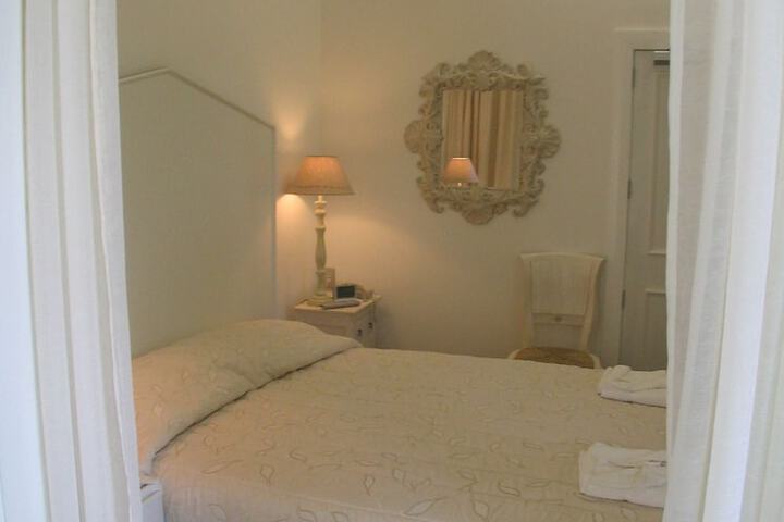 Room 3 of 8