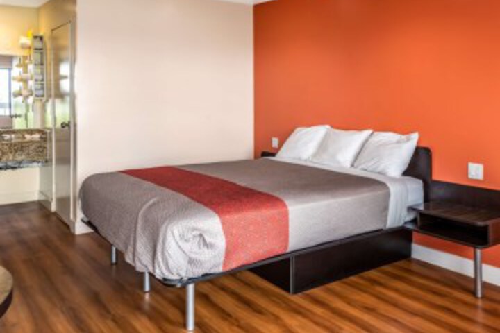 Room 6 of 25