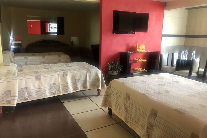 Room 4 of 9