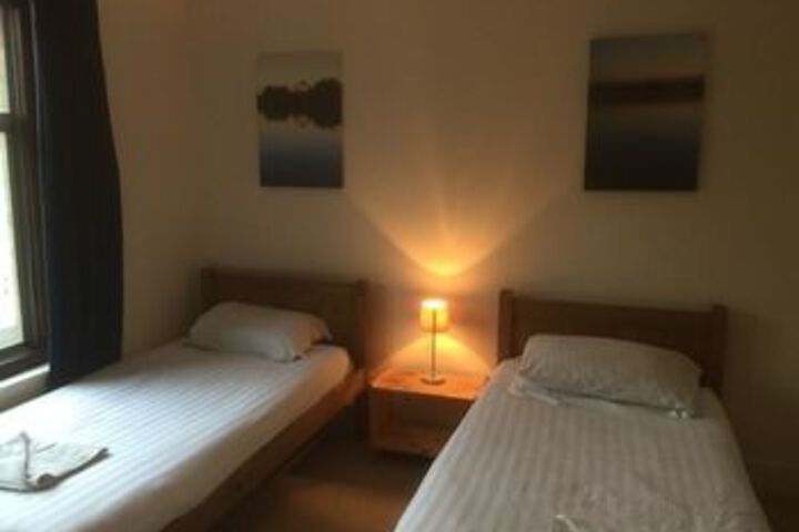 Room 5 of 9
