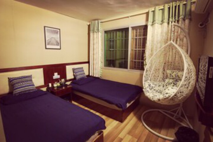 Room 9 of 12